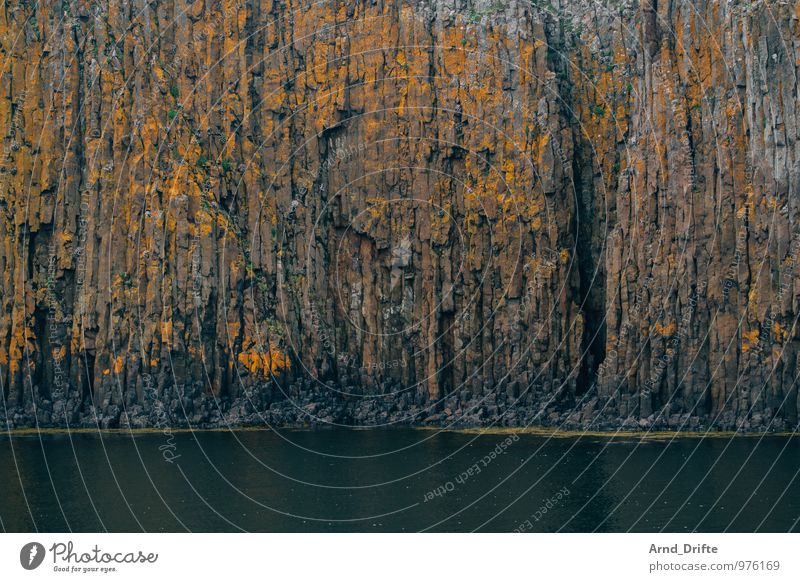 Basaltwand Ferien & Urlaub & Reisen Ausflug Abenteuer Natur Landschaft Urelemente Felsen Vulkan Wellen Küste Seeufer Bucht außergewöhnlich braun grün orange