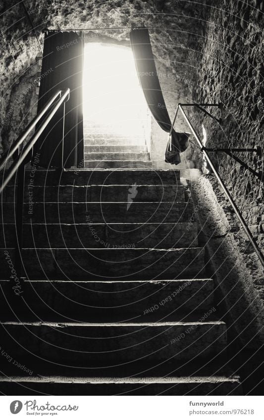 way up Mauer Wand Treppe träumen Sehnsucht Angst Beginn geheimnisvoll Hoffnung gleißend hell Vorhang Bühne unten oben Gewölbe Schwarzweißfoto Innenaufnahme