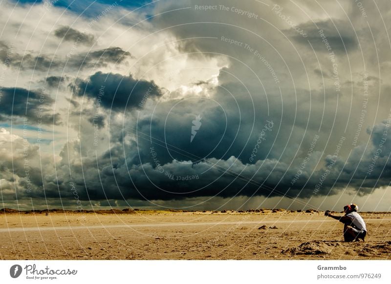 Drachenwetter Mensch 2 Himmel Wolken Gewitterwolken Horizont Klima Wetter schlechtes Wetter Unwetter Wind Regen Strand hocken blau gelb grau Lebensfreude Freude