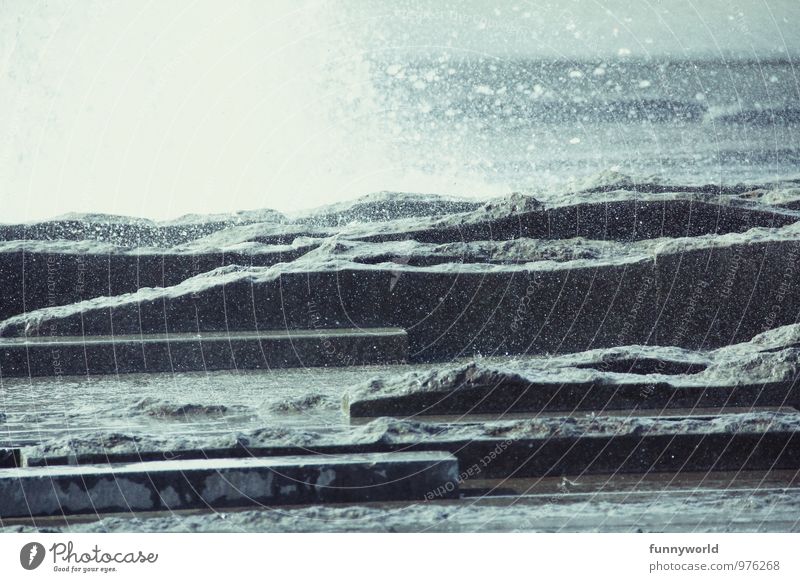 Tröpfchensprüher Springbrunnen Flüssigkeit frisch sprudelnd Geplätscher Wassertropfen nass Erfrischung spritzen Schwarzweißfoto Außenaufnahme Menschenleer Tag