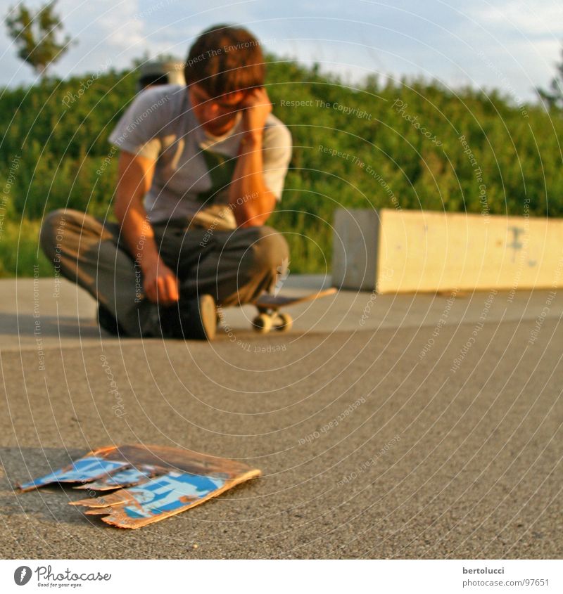 destroyed Skateboarding kaputt Trauer Denken Beton gebrochen Funsport Freizeit & Hobby Jugendliche Holzbrett Parkdeck Zerstörung Schmerz concrete