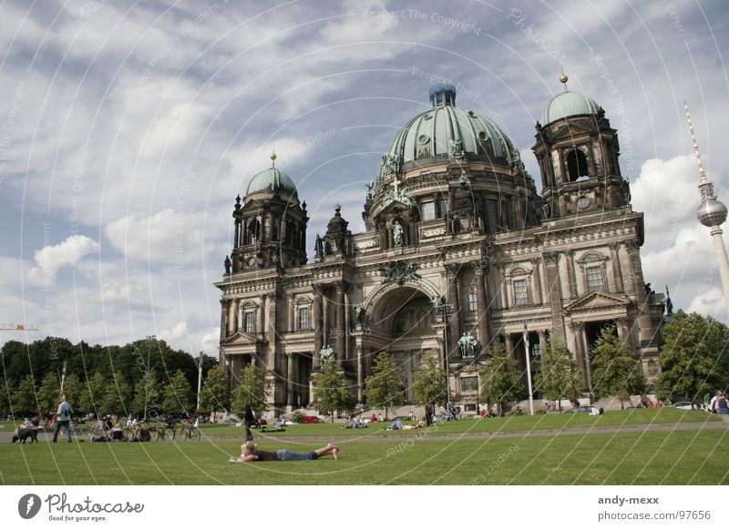 berliner blick beim chillen Erholung Lustgarten Wolken Aussicht Weitwinkel Verkehrswege Berlin Religion & Glaube evangelische kirche Rasen