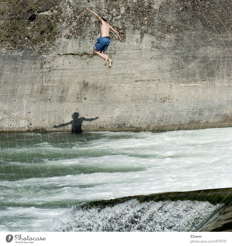 falling down springen Sommer Gischt Isar Gewässer Bayern München Zusammensein 2 abwärts Wand Mauer gefährlich Freude Wasser blau Niveau oben water Fluss munich