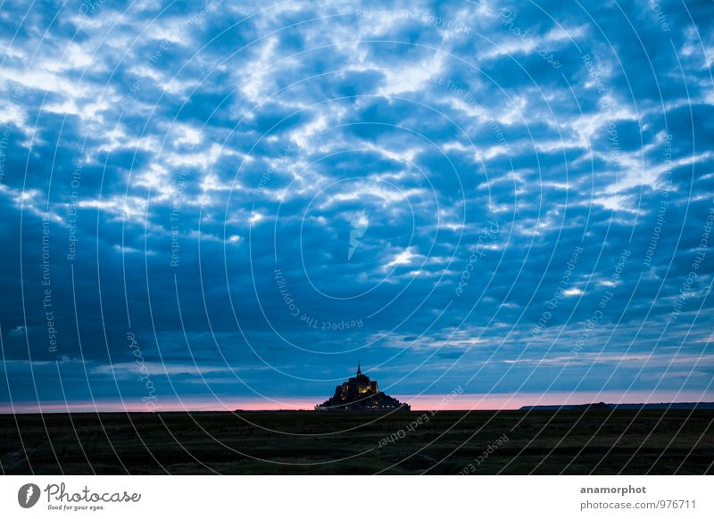 Der Himmel über Mont St. Michel Frankreich Europa Menschenleer Kirche Burg oder Schloss Bauwerk schön ruhig zurückhalten Erholung Glück Horizont Farbfoto