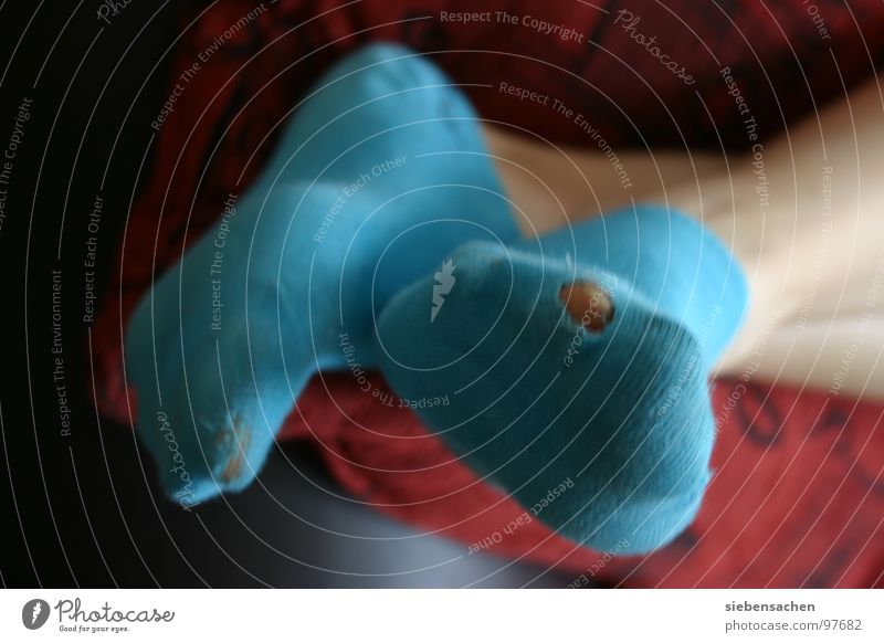 arme Socke Strümpfe rot Zehen ruhig Fuß blau Beine Loch hoch entspannnen relaxe