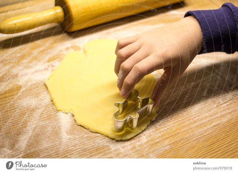 Plätzchenmann Lebensmittel Teigwaren Backwaren Süßwaren Ernährung Feste & Feiern Weihnachten & Advent Kind Arme Hand 1 Mensch Nudelholz Holz machen Duft lecker