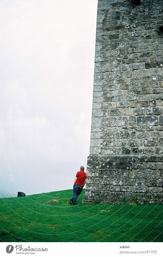 allein rot grün grau Winter Trauer Verzweiflung Burg oder Schloss Einsamkeit Gras kalt Blick Kontrast Landschaft Wiese Burgmauer Schlossmauer einzigartig Wolken