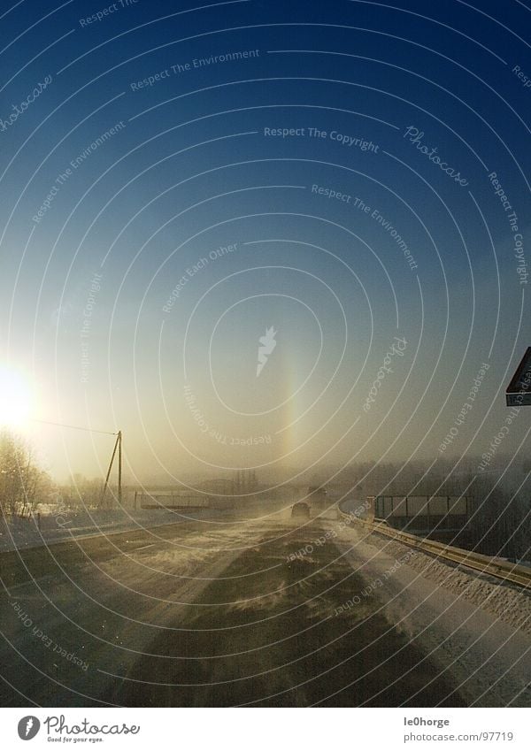 Kalter Heimweg Autobahn Winter Sonnenuntergang Sonnenaufgang kalt Sturm Sandverwehung Heimweh Heimat frieren Ferne Fernweh Verkehrswege Straße Schnee Abend Wind