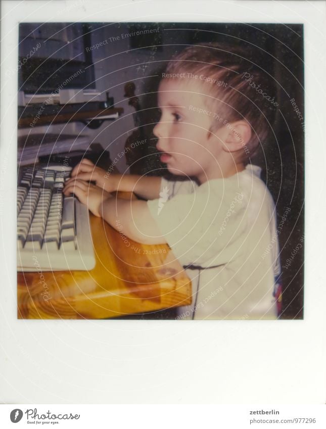 Digital native alt Sammlung Fotografie Kunstgalerie Polaroid Computer Kind Kleinkind Büro Spielen Computerspiel digital digital native Tastatur Kopf Tisch