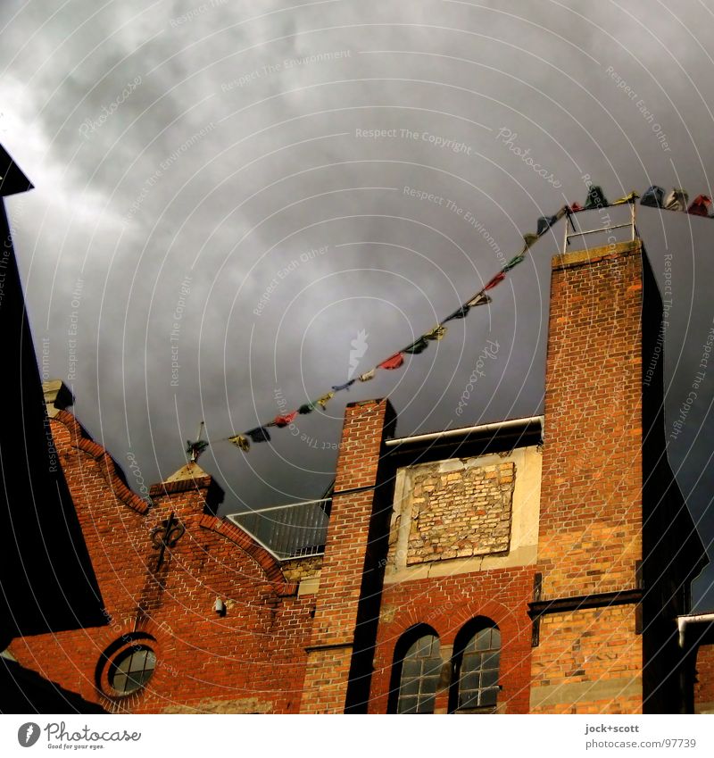 Heimatwimpel im Abendlicht Himmel Gewitterwolken Unwetter Wind Prenzlauer Berg Gebäude Fenster Hinterhof historisch Wärme Romantik Vergangenheit Reihe