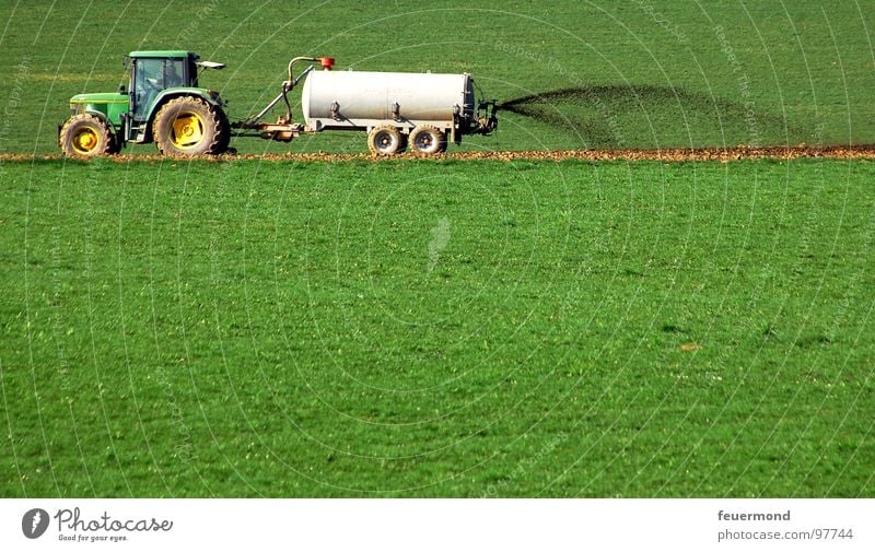 Geruchsbelästigung Traktor Landwirtschaft Pippi Langstrumpf Düngung Wiese Feld Wachstum Ekel igitt Tecker Gülle Kuhpippi pfui Übelriechend Güllewagen