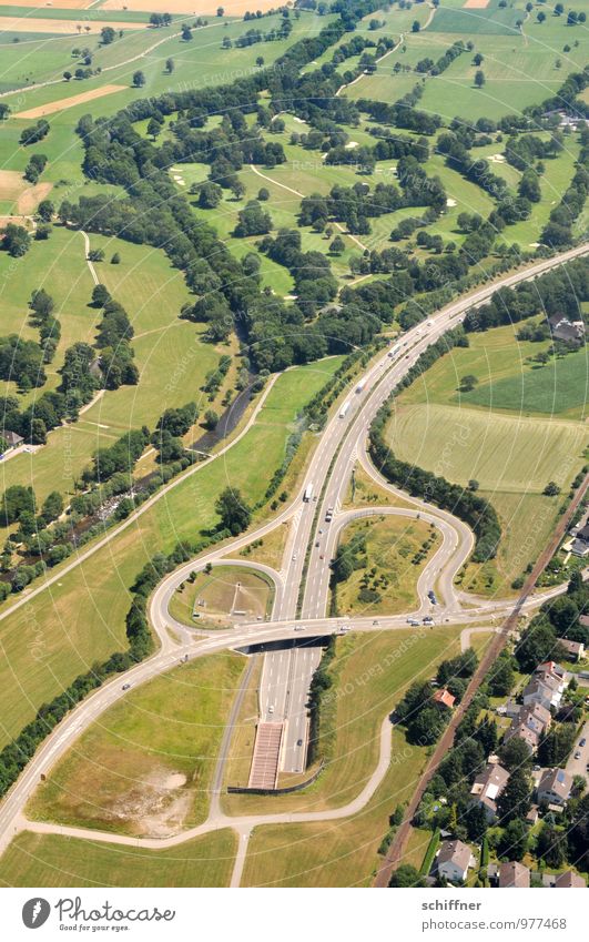 Cello Landschaft Wiese Wald fliegen Straße Tunnel Tunneleinfahrt Stadtrand Haus Fluss grün Grünfläche Luftaufnahme Flugzeug Blick nach unten