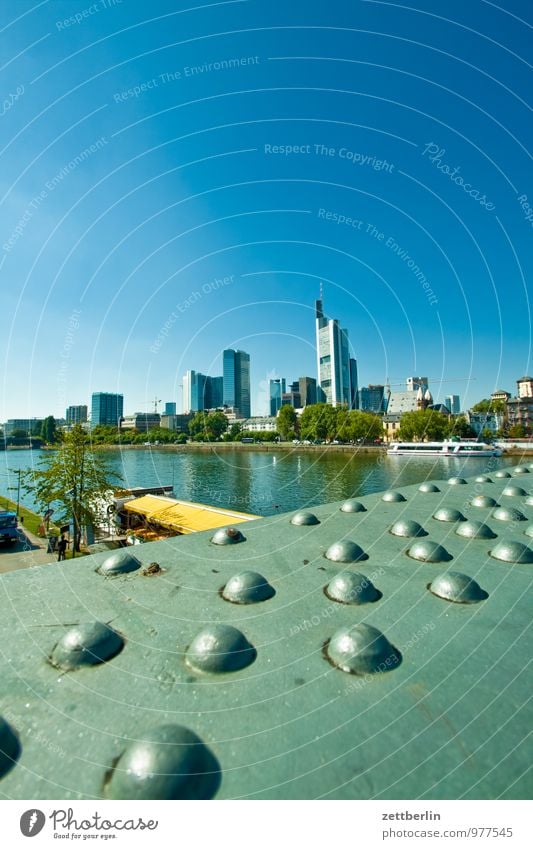 Frankfurt am Main Bankgebäude Geldinstitut Business Fassade Glasfassade Stadt Haus Hochhaus Perspektive Skyline steil Stadtleben Himmel Sommer Textfreiraum