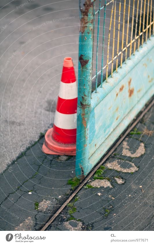 pylon Verkehr Verkehrsleitkegel Zaun Eingang Eingangstor grün orange Sicherheit Farbfoto Außenaufnahme Menschenleer Tag