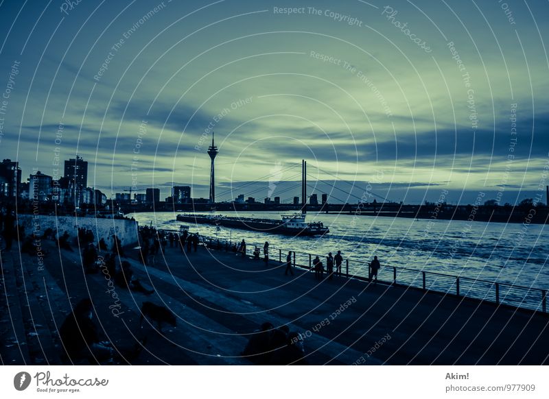 From dusk till Düsseldorf I Stadt Hauptstadt Skyline Sehenswürdigkeit Wahrzeichen dunkel kalt Promenade sendeturm Rhein Schifffahrt Erholung