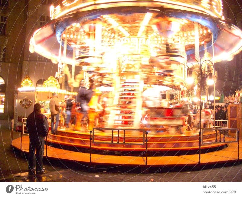 Karussell - Leipzig Nachtaufnahme Weihnachtsmarkt Langzeitbelichtung Licht Drehung drehen Dinge Bewegung Weihnachten & Advent Unschärfe roundabout movement