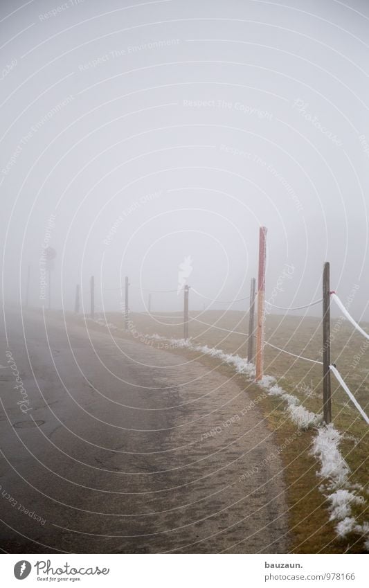 ins ungewisse. Ausflug Ferne Winter Berge u. Gebirge wandern Dorf Menschenleer Verkehr Straße Wege & Pfade Verkehrszeichen Verkehrsschild Hinweisschild