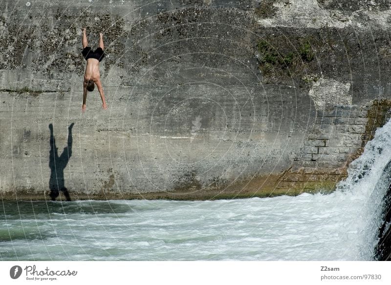 falling down III springen Sommer Gischt Isar Gewässer Bayern München Kopfsprung 2 abwärts Wand Mauer gefährlich Sport Wasser blau Niveau oben water Fluss munich