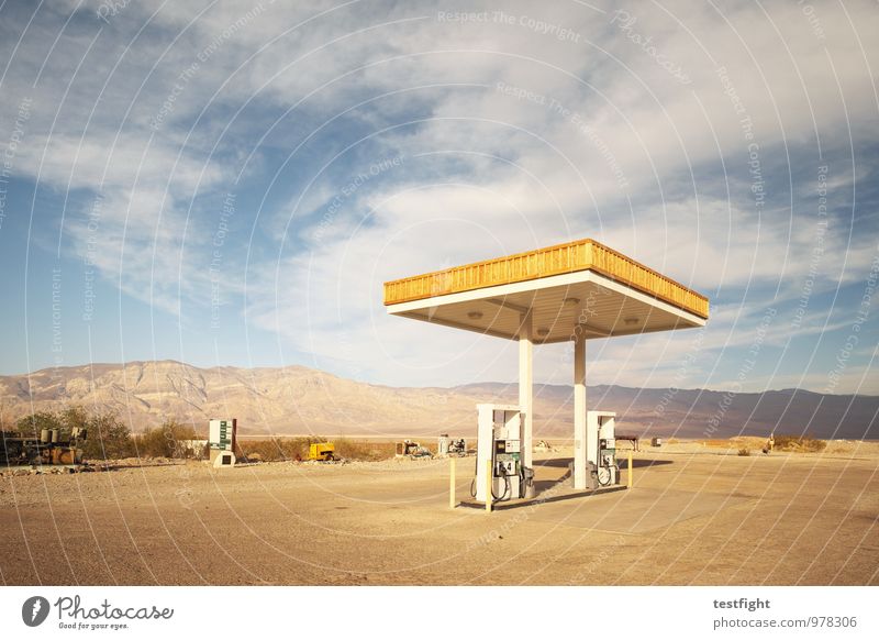 tankstelle Arbeitsplatz Umwelt Natur Landschaft Wolken Sonne Sonnenlicht Sommer Wüste Death Valley National Park Verkehr Straße alt historisch Tankstelle