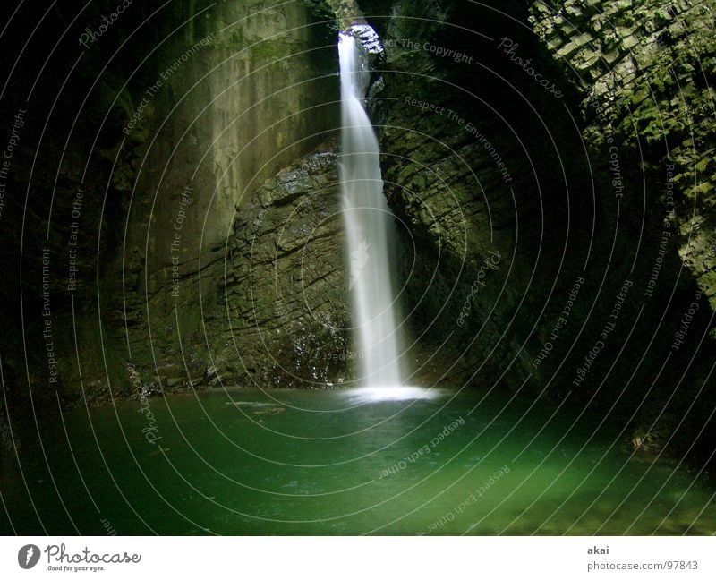 Wasserfall Bach dunkel Slowenien kalt frisch grün Gischt Langzeitbelichtung nass schön soca kobarid Isonzo Gebirgsfluß Wildwasser Natur So&#269;a Wildbach