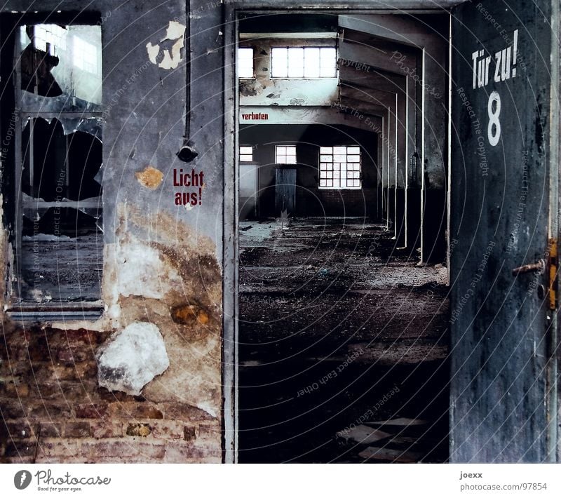 Licht aus! Rauchen verboten! Tür zu! Industrie Fabrik Ruine Bauwerk Architektur Mauer Wand Fenster alt hässlich braun grau schwarz weiß stagnierend Verbote