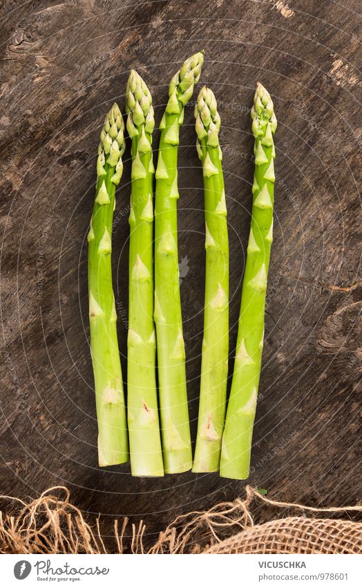 Grüner Spargel auf altem Holztisch Lebensmittel Gemüse Ernährung Mittagessen Bioprodukte Vegetarische Ernährung Diät Stil Design Gesunde Ernährung Küche grün