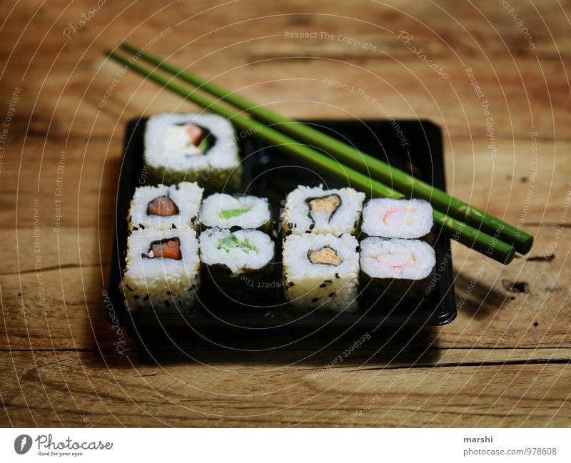 SUSHIBOX Lebensmittel Fisch Ernährung Essen Abendessen Fingerfood Sushi Stimmung Essstäbchen Reis Foodfotografie Holztisch Stadt Essen Asiatische Küche gerollt