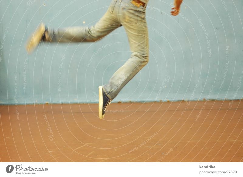 fortsetzung Turnen Bewegung springen Tapete Sporthalle Turnschuh ästhetisch Achtziger Jahre Tanzen gym üben Jeanshose Breakdancer breaking