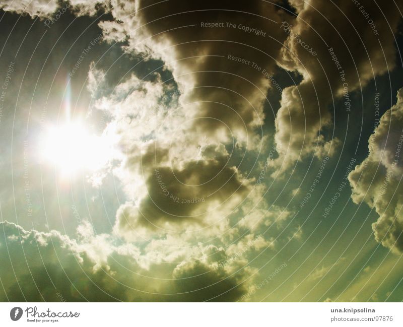 donnerwetter Sommer Sonne Himmel Wolken blau gelb grün blenden Regenwolken vor dem sturm Licht Sonnenstrahlen