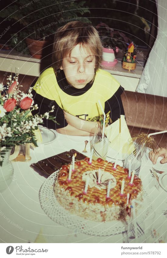 Geburtstagstortenauspusten Mädchen Kindheit 8-13 Jahre retro Geburtstagswunsch blasen Kerze Achtziger Jahre kurzhaarig Feste & Feiern Kindergeburtstag Farbfoto