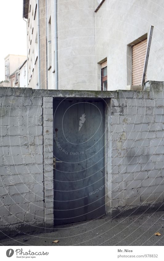 komm hinten rum Kleinstadt Stadt Haus Gebäude Architektur Mauer Wand Fassade Fenster Tür Wege & Pfade dreckig kalt trist grau Hinterhof Hintertür Eingang