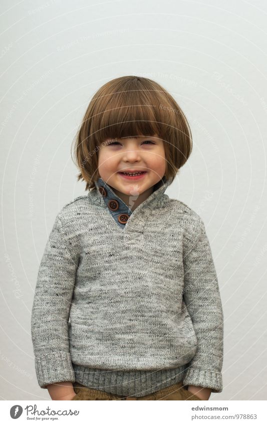 Porträt Winter maskulin Kind Kindheit Haare & Frisuren Gesicht 1 Mensch 3-8 Jahre Pullover blond kurzhaarig Pony Lächeln Blick stehen warten Coolness klein