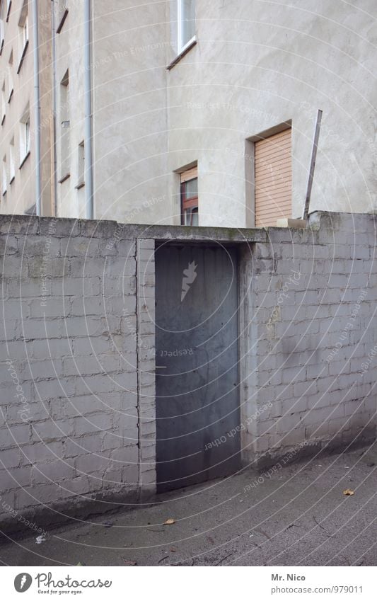 komm hinten rum Stadt Haus Gebäude Architektur Mauer Wand Fassade Fenster Tür trist grau Hinterhof Hintertür Eingang Eingangstür Stadthaus Nachbar Nachbarhaus