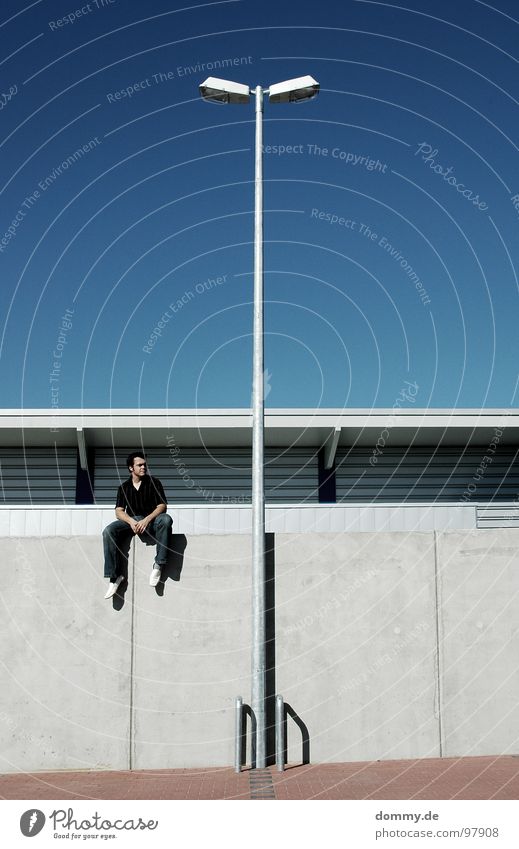 stay please Mann Kerl Pause Mauer Parkplatz Laterne Lampe Licht Sommer Kopfsteinpflaster Blech Dach kalt Physik Hose Hemd Freundlichkeit Langeweile dommy sitzen