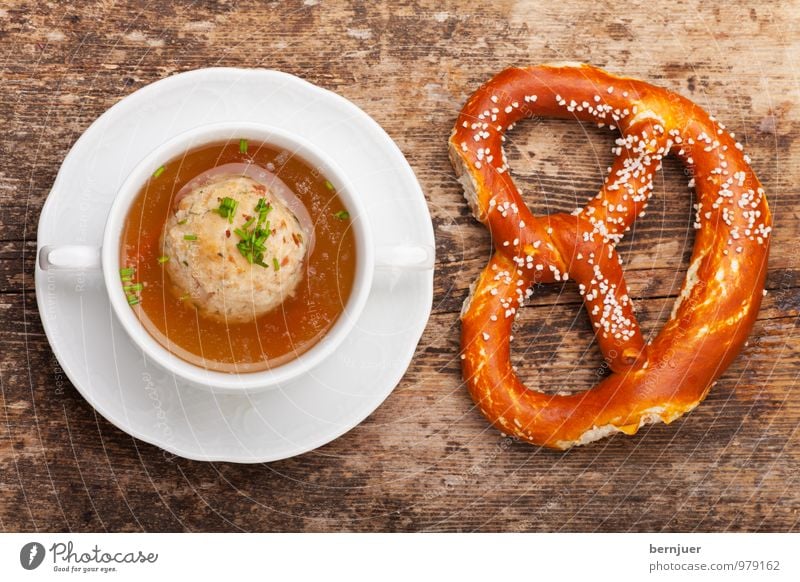 Knedlsuppn Lebensmittel Teigwaren Backwaren Suppe Eintopf Abendessen Teller Billig gut braun weiß Wahrheit Speck Speckknödel Knödel Suppentasse Brezel Holz