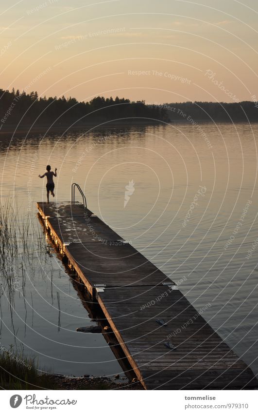 Jump! Freiheit Sommer Schwimmen & Baden Kind 1 Mensch Sonnenaufgang Sonnenuntergang Seeufer springen Lebensfreude Mut Beginn Optimismus Vertrauen Steg