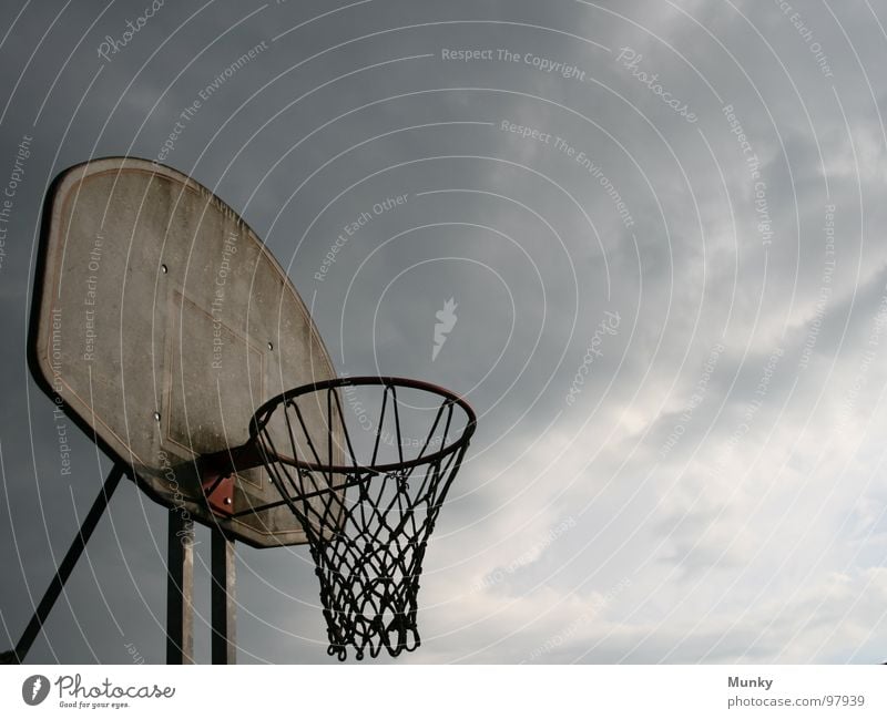 Silence before the Storm Ballsport Spielfeld Korb Treffer Spielen Freiwurf 3 National Basketball Association springen Basketballkorb Unwetter Stimmung Wolken