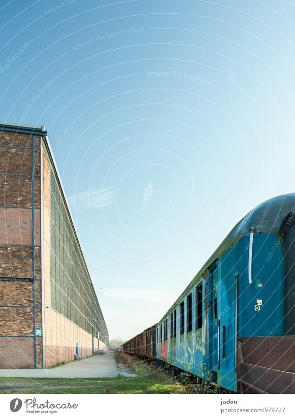 letzte reise. Güterverkehr & Logistik Himmel Gebäude Architektur Mauer Wand Fassade Verkehr Verkehrsmittel Wagon Schienenverkehr Eisenbahn Güterzug Bahnhof