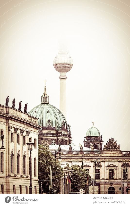 Berlin im Nebel Tourismus Architektur Wolkenloser Himmel Herbst Winter Berlin-Mitte Berliner Fernsehturm Oberpfarrkirche zu Berlin zeughaus-museum Hauptstadt