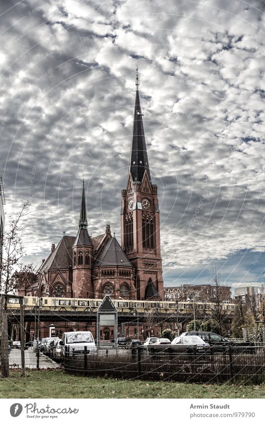 Kirche - U-Bahn - Berlin Umwelt Himmel Gewitterwolken Herbst Winter Wiese Kreuzberg Hauptstadt Haus Architektur Verkehr Öffentlicher Personennahverkehr