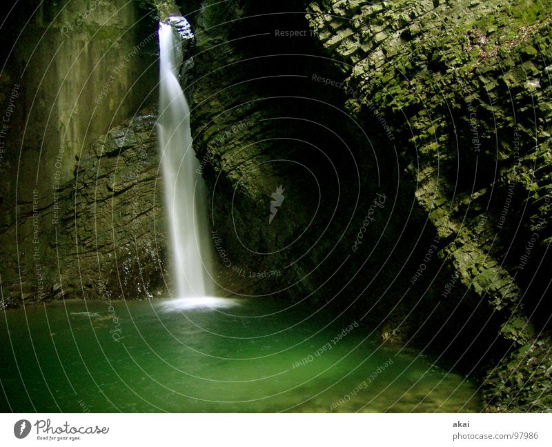 Wasserfall 2 Bach dunkel Slowenien kalt frisch grün Gischt Langzeitbelichtung nass schön Wildbach Wildwasser Felswand Soca Kobarid So&#269;a So&#269;atal