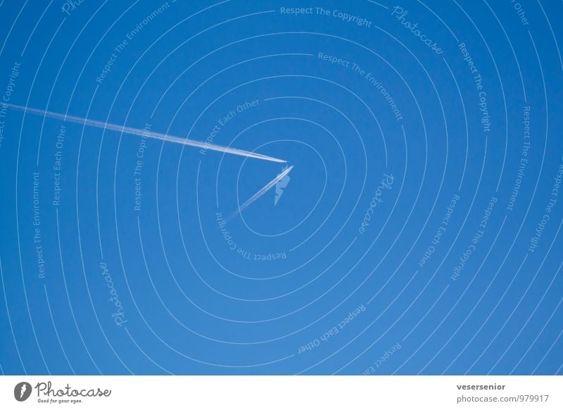 oh, da kommt einer... Luftverkehr Himmel Wolkenloser Himmel Flugzeug fliegen bedrohlich blau Vertrauen Sicherheit Verantwortung Wachsamkeit Vorsicht