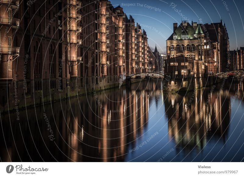 Ghosttown Hafenstadt Altstadt Brücke Bauwerk Architektur Fassade Sehenswürdigkeit Wahrzeichen Denkmal leuchten außergewöhnlich dunkel Hamburg Alte Speicherstadt