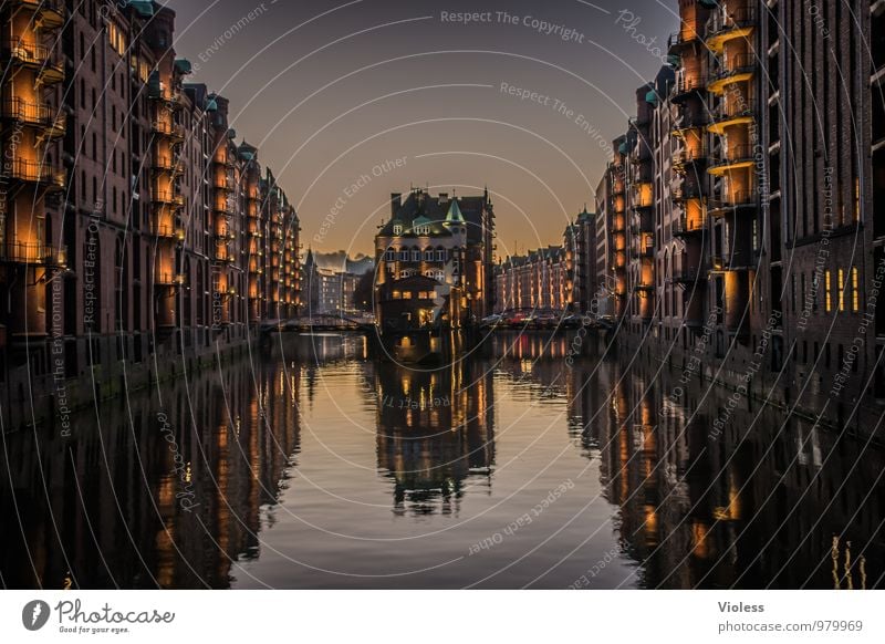 Speicherstadt Hafenstadt Altstadt Bauwerk Gebäude Architektur Sehenswürdigkeit Wahrzeichen Denkmal ästhetisch außergewöhnlich dunkel fantastisch Kitsch Hamburg