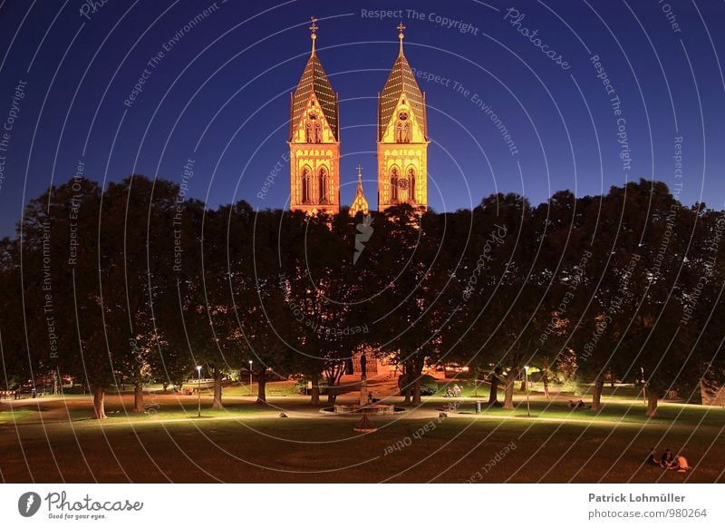 Stühlinger Kirchplatz Freiburg Mensch Architektur Umwelt Wolkenloser Himmel Nachthimmel Baum Freiburg im Breisgau Europa Deutschland Stadt Stadtzentrum Kirche