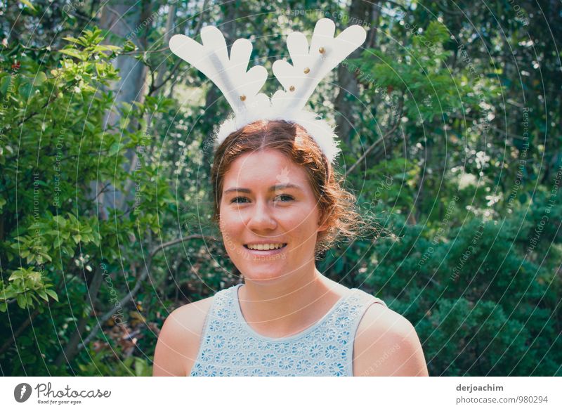 Warten auf den Weihnachtsmann, australisches girl mit einem antlers auf dem kopf. Freude harmonisch Sommer feminin Junge Frau Jugendliche 1 Mensch 18-30 Jahre