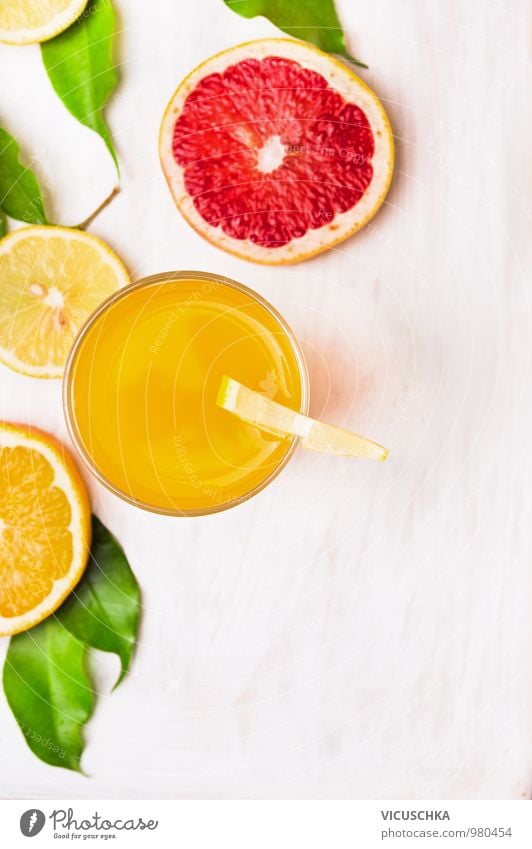 Glas Orangensaft mit Scheiben von Zitrusfrüchte Lebensmittel Frucht Ernährung Getränk Erfrischungsgetränk Saft Stil Design Gesunde Ernährung Garten Küche Natur