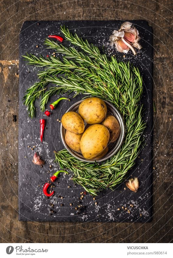 Kartoffeln mit Rosmarin, Knoblauch und Gewürze, Zutaten Lebensmittel Gemüse Kräuter & Gewürze Ernährung Mittagessen Abendessen Büffet Brunch Bioprodukte