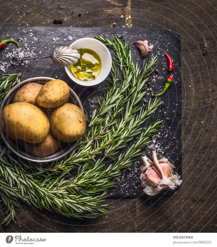 Rosmarin Kartoffeln Zubereitung mit Öl, Knoblauch und Gewürzen Lebensmittel Gemüse Kräuter & Gewürze Ernährung Mittagessen Abendessen Bioprodukte