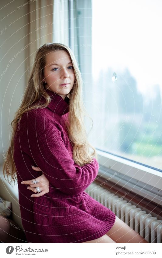 leela feminin Junge Frau Jugendliche 1 Mensch 18-30 Jahre Erwachsene Pullover langhaarig schön violett Traurigkeit Denken Farbfoto Innenaufnahme Tag